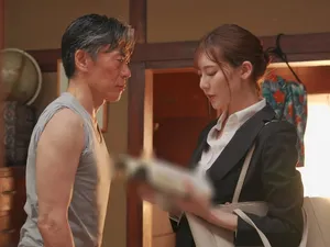 Cùng cấp trên nữ uống chút chút bia xả stress trong chuyến công tác rồi sau đó …