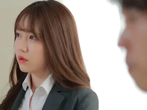 Gã chồng lo làm việc, bà xã ở nhà vụng trộm với cậu thanh niên phòng bên