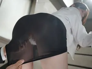 Anh xã đi vắng, vợ yêu ở nhà vào quán bar rồi trả bài với trai lạ vì đam mê