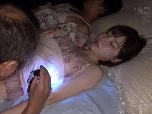 Lén lút với bồn chứa tinh của anh trai đang thiếu thốn tình dục